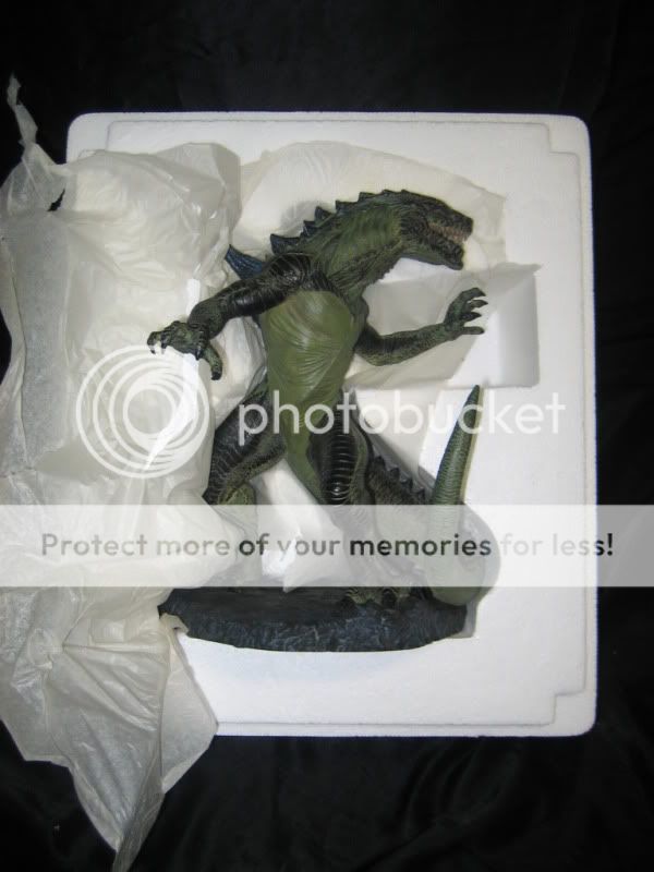 http://i533.photobucket.com/albums/ee332/burovik/Godzilla%20Statue/GodzillaStatue01.jpg