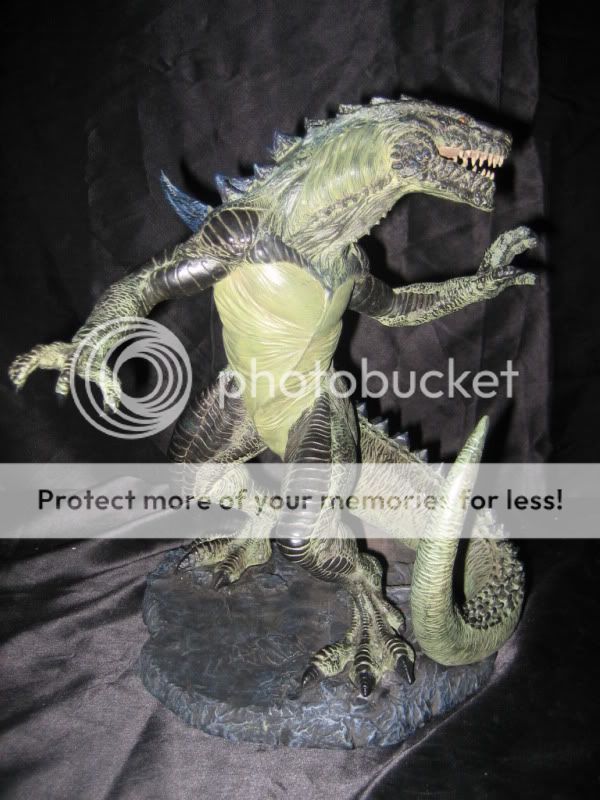 http://i533.photobucket.com/albums/ee332/burovik/Godzilla%20Statue/GodzillaStatue02.jpg