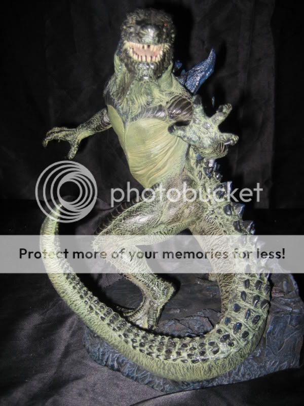 http://i533.photobucket.com/albums/ee332/burovik/Godzilla%20Statue/GodzillaStatue03.jpg