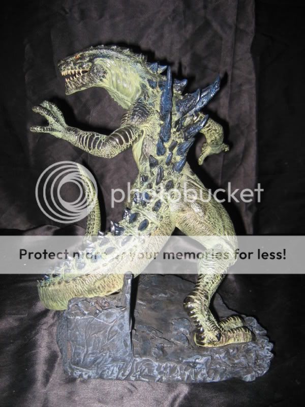 http://i533.photobucket.com/albums/ee332/burovik/Godzilla%20Statue/GodzillaStatue04.jpg