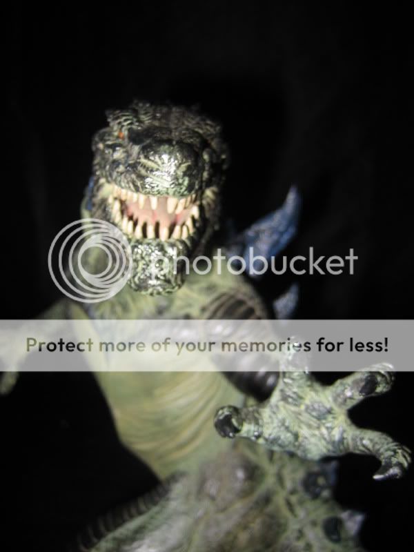 http://i533.photobucket.com/albums/ee332/burovik/Godzilla%20Statue/GodzillaStatue07.jpg