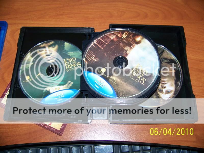 http://i533.photobucket.com/albums/ee332/burovik/lotr%20fs%20steelbook/008ud.jpg